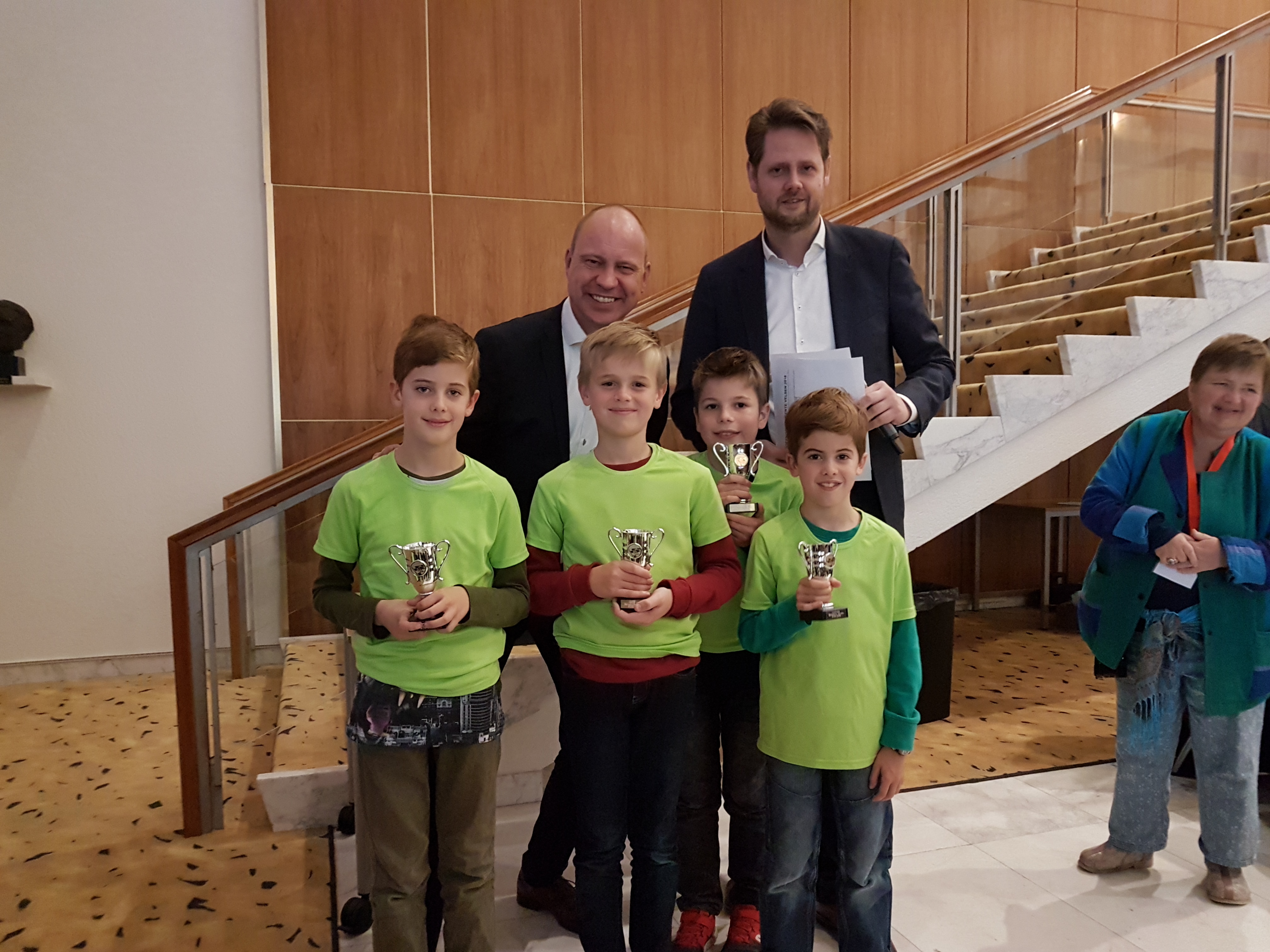 De Hoeksteen wint zwaar bezet schooldamtoernooi